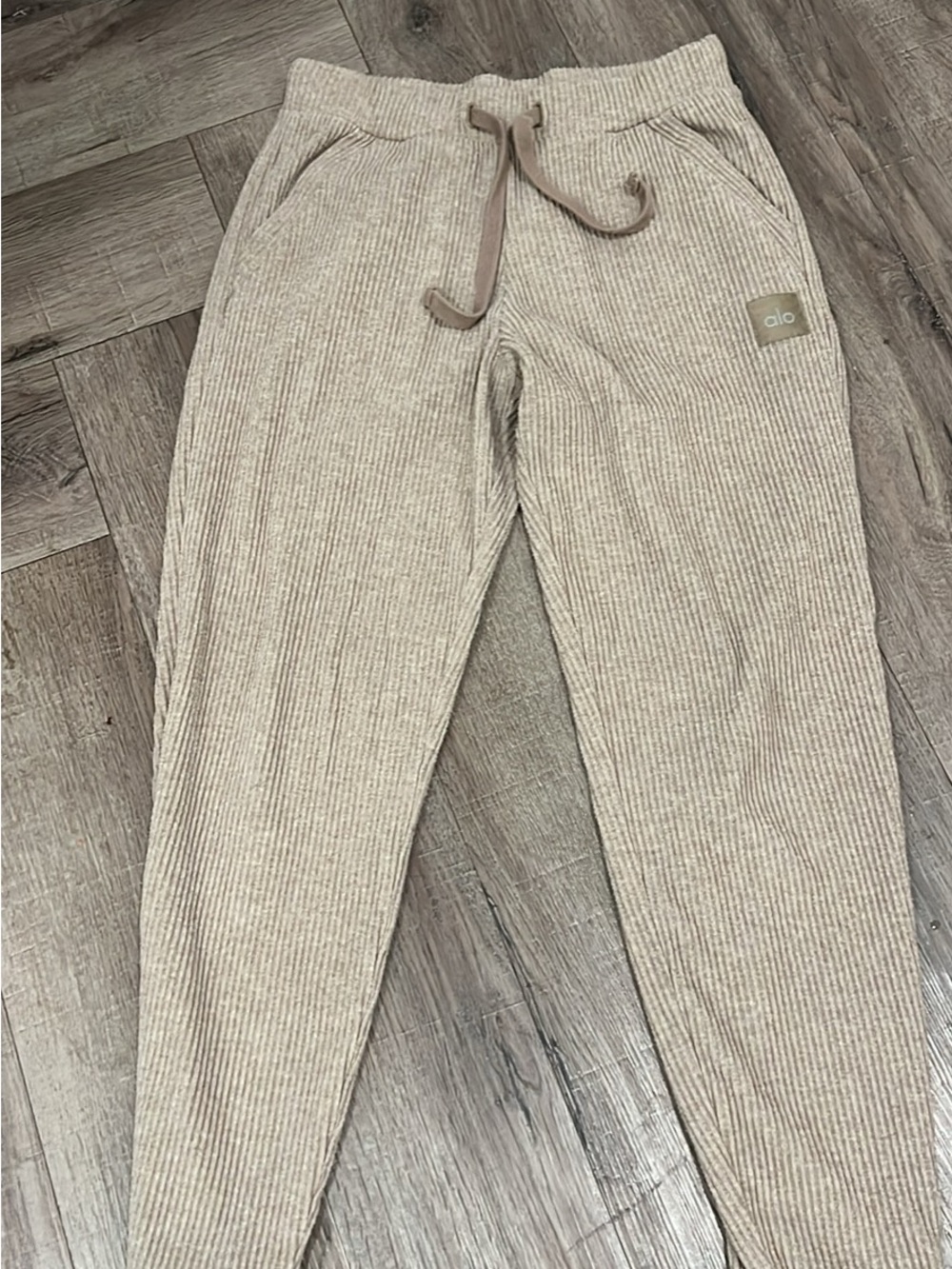 Alo Ribbed muse Sweatpants in Beige